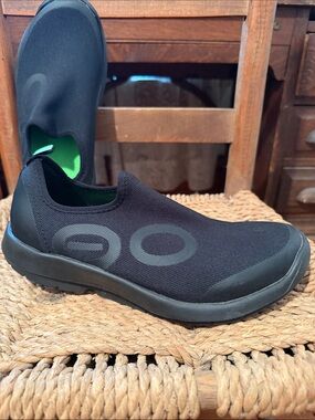OOFOS Men's Black Slip-On Recovery Shoe with Subtle Gray Logo